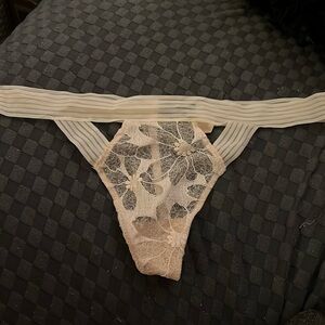Victoria Secret NWT size Large v-string.